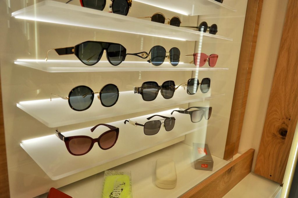 Espositore di occhiali da sole alla moda in ottica a Catania
